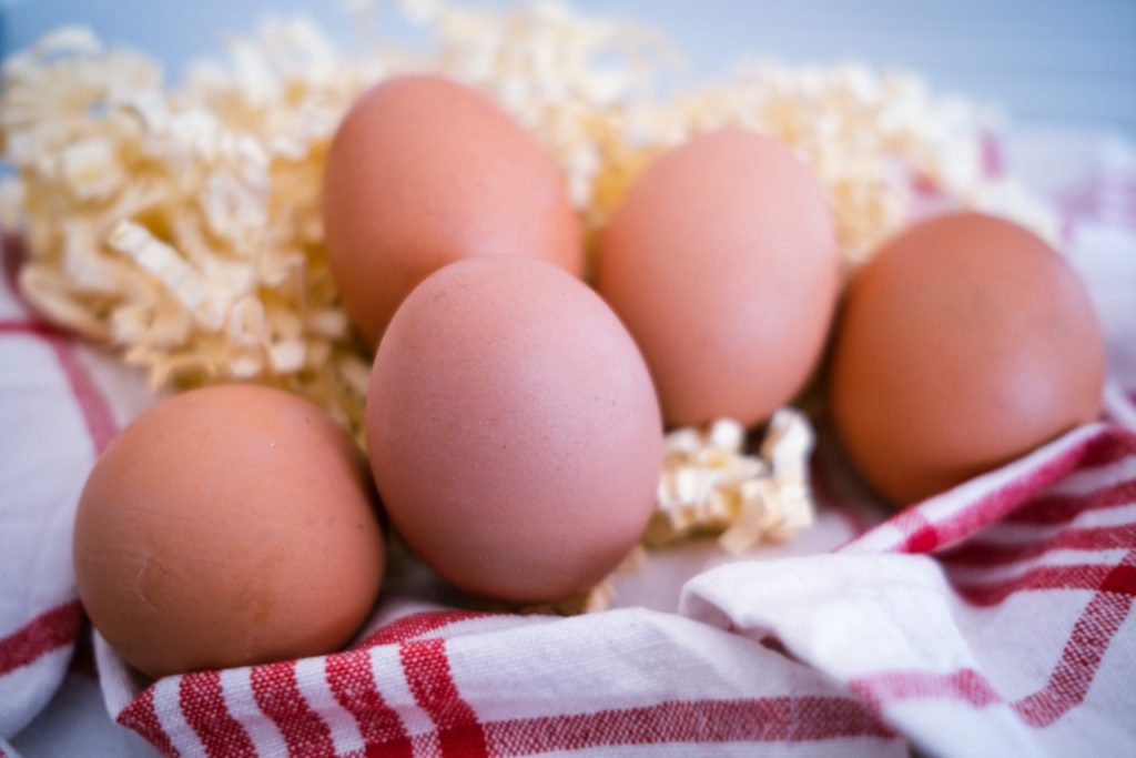 5 oeufs sur un torchon avec de la paille