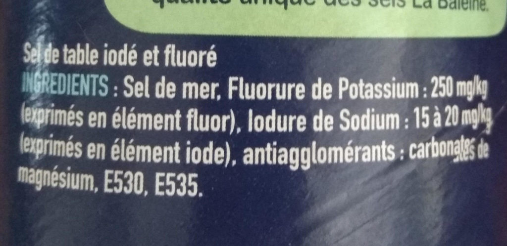 Emballage montrant les ingrédients du sel de table iodé et fluoré