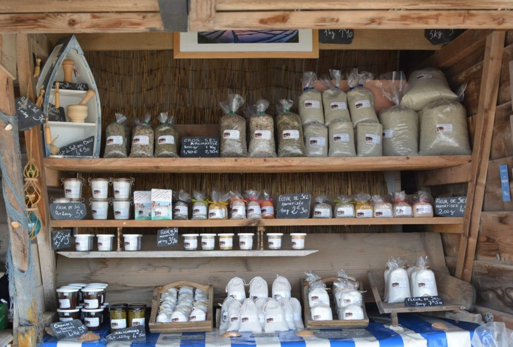 Cabane avec son étal de sachets de sels