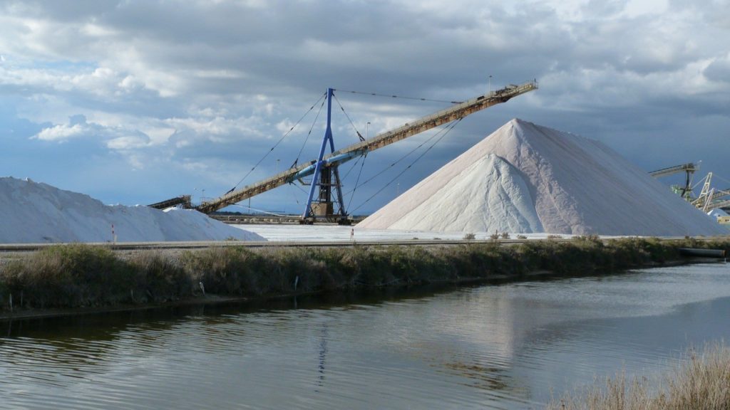 Tas de sel géants avec une grue pour les convoyer.