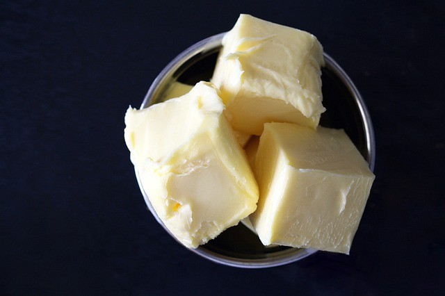 Bol contenant des cubes de beurre