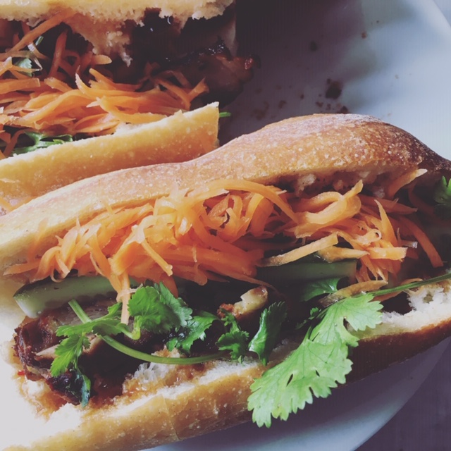 Banh mi sandwich avec des carottes rapées de la viande grillées et de la coriandre