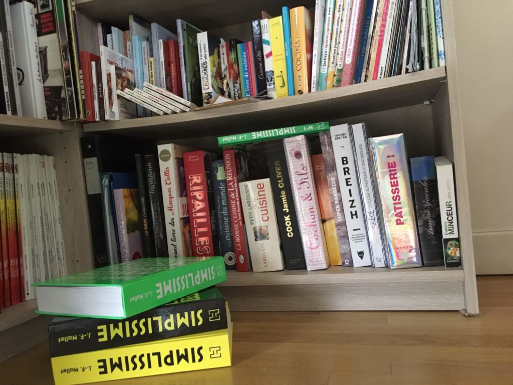 Etagere remplie de livres de cuisine