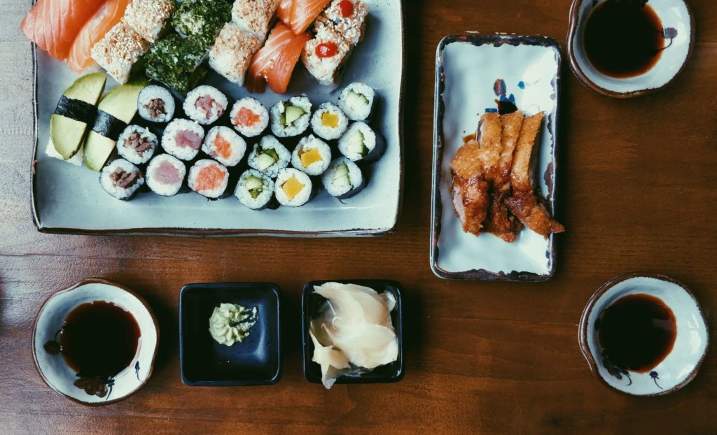 Vue de haut d'une assiette de sushis avec des bol de sauce soja