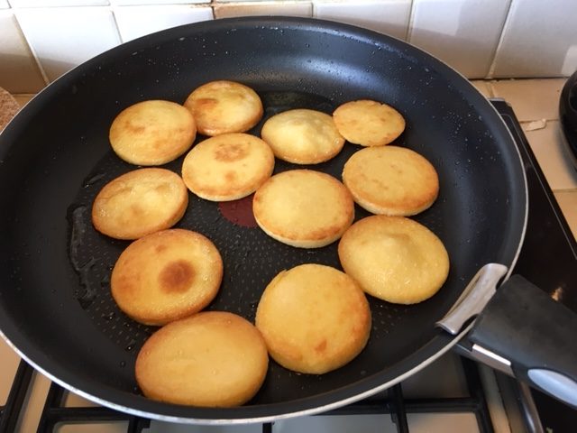 Tranches de panisse rondes dans une poêle