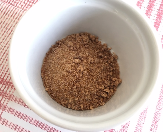 Sucre brun muscovado dans un ramequin blanc