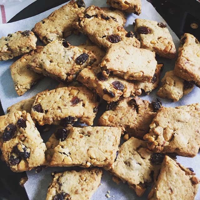 tas de biscuits bruns en forme de losange avec des raisin secs