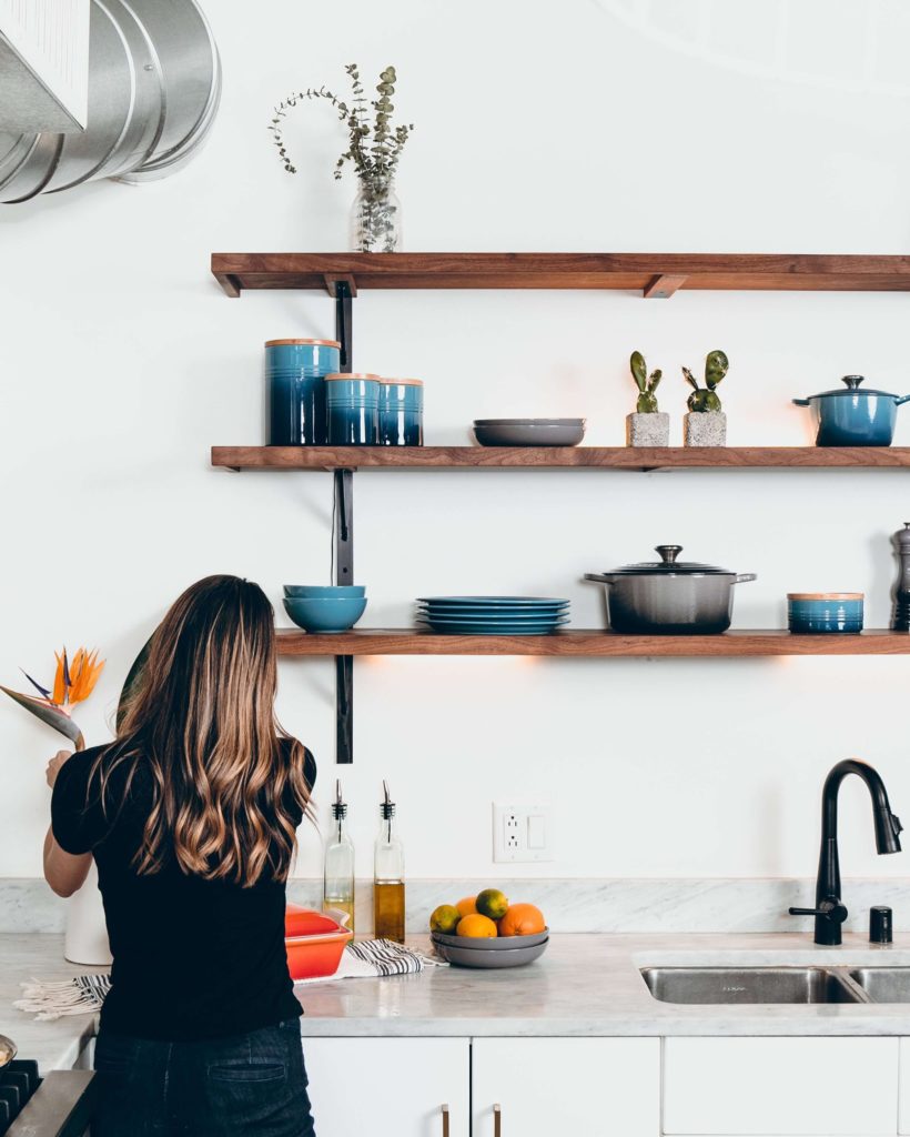 Femme de dos dans une cuisine en ordre