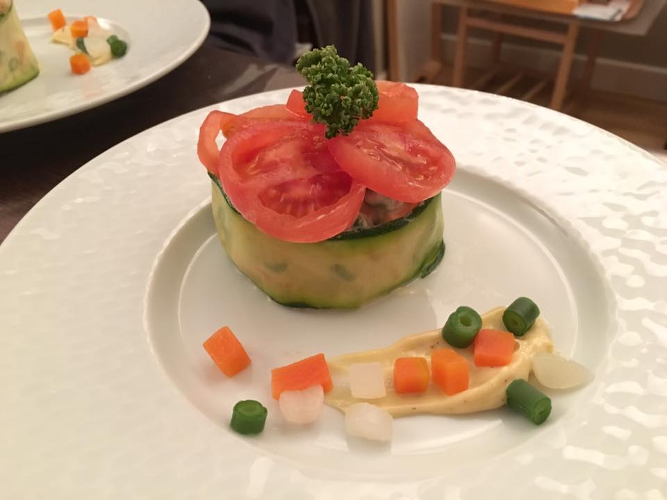 assiette blanche contenant des légumes coupés et de la mayonnaise