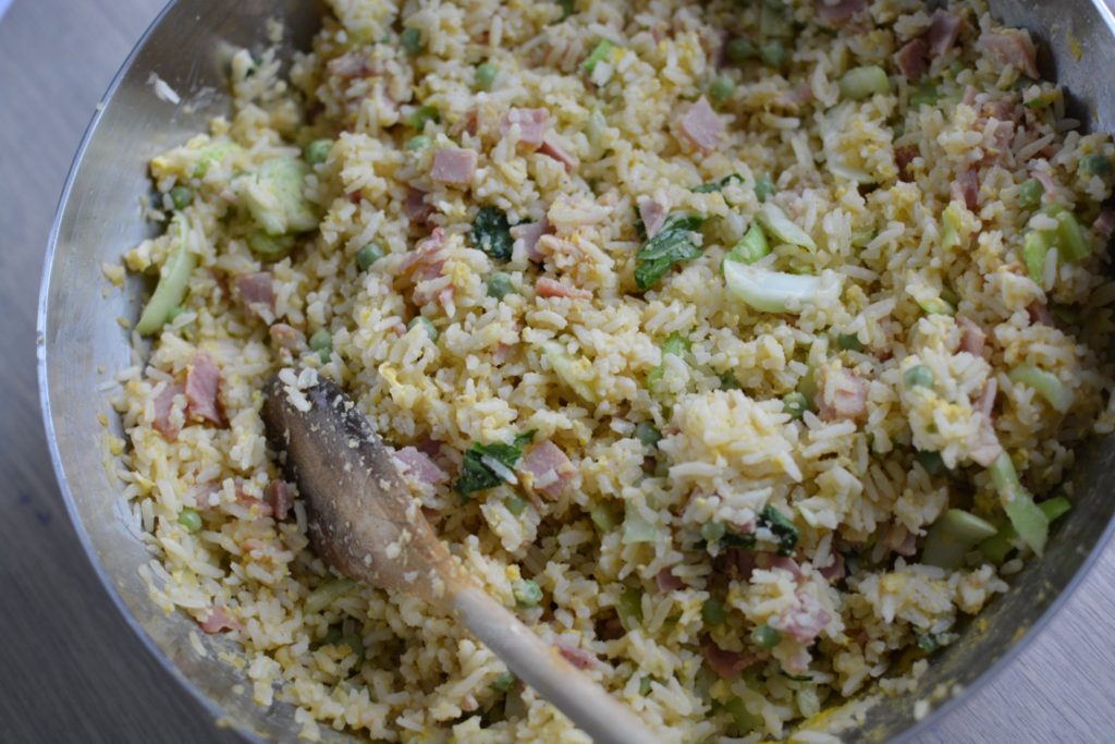 riz mélangé avec du jambon et des légumes
