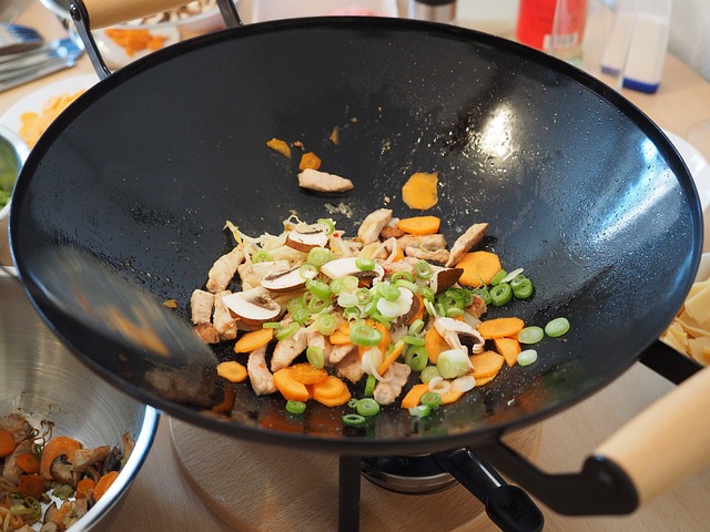 Légumes et viande cuisant un plat rond