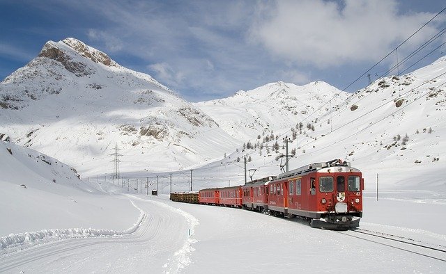 train rouge sur la neige