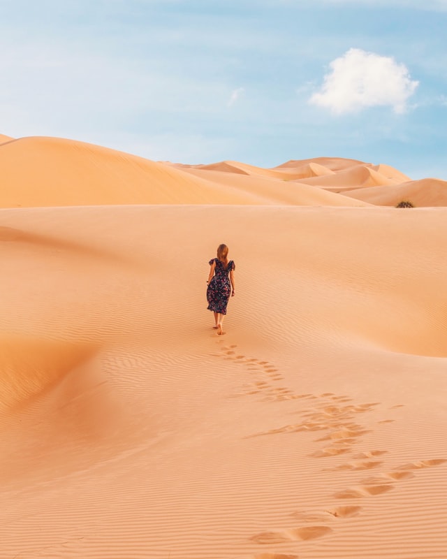 femme qui marche seule dans le désert