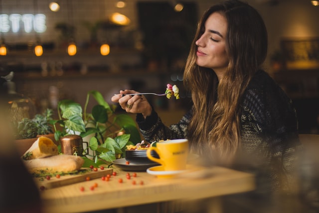 femme souriante en train de manger